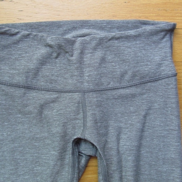 Ladies Lululemon Two Athletic Workout Top & Crop Leggings Size 4 - Picture 8 of 13